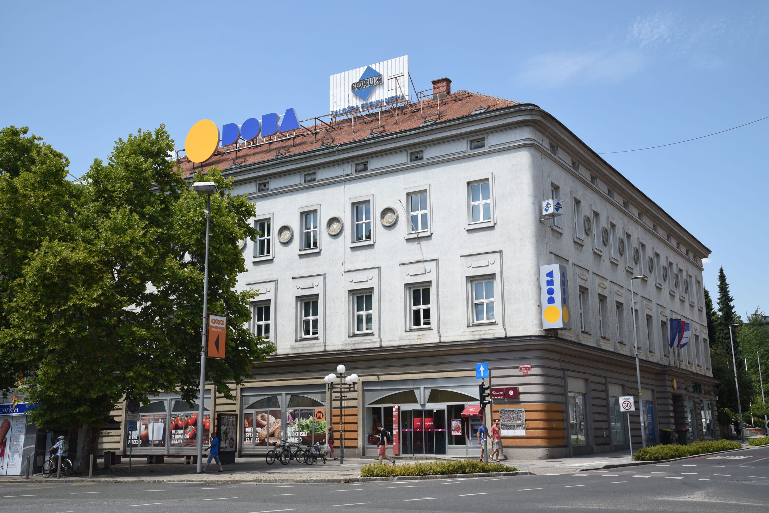 002_dobaStavba-brezMercatorja